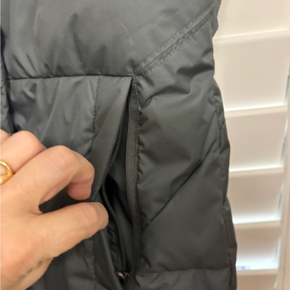 ATHLETA Downtown Vest Metropolis Gray Down Blend Puffer Vest Zippered Pockets - Picture 4 of 6
